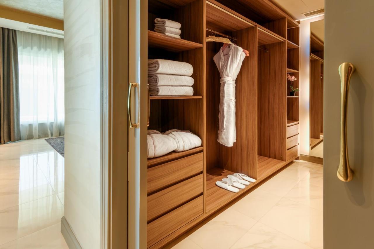 Centara West Bay Hotel & Residences Ντόχα Εξωτερικό φωτογραφία A walk-in closet