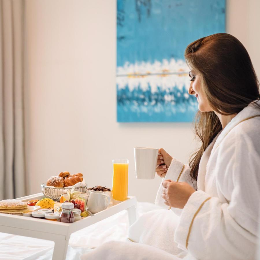 Centara West Bay Hotel & Residences Ντόχα Εξωτερικό φωτογραφία A woman in a bathrobe