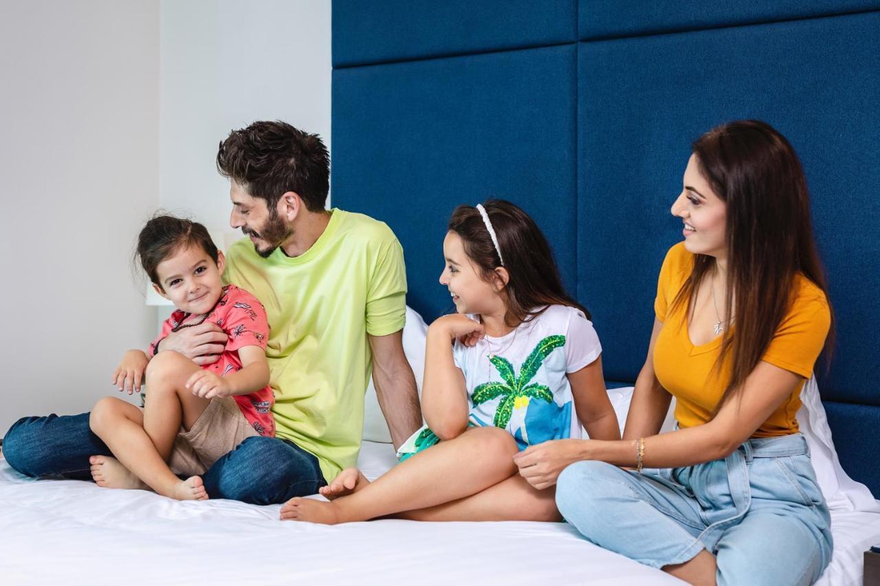 Centara West Bay Hotel & Residences Ντόχα Εξωτερικό φωτογραφία A family