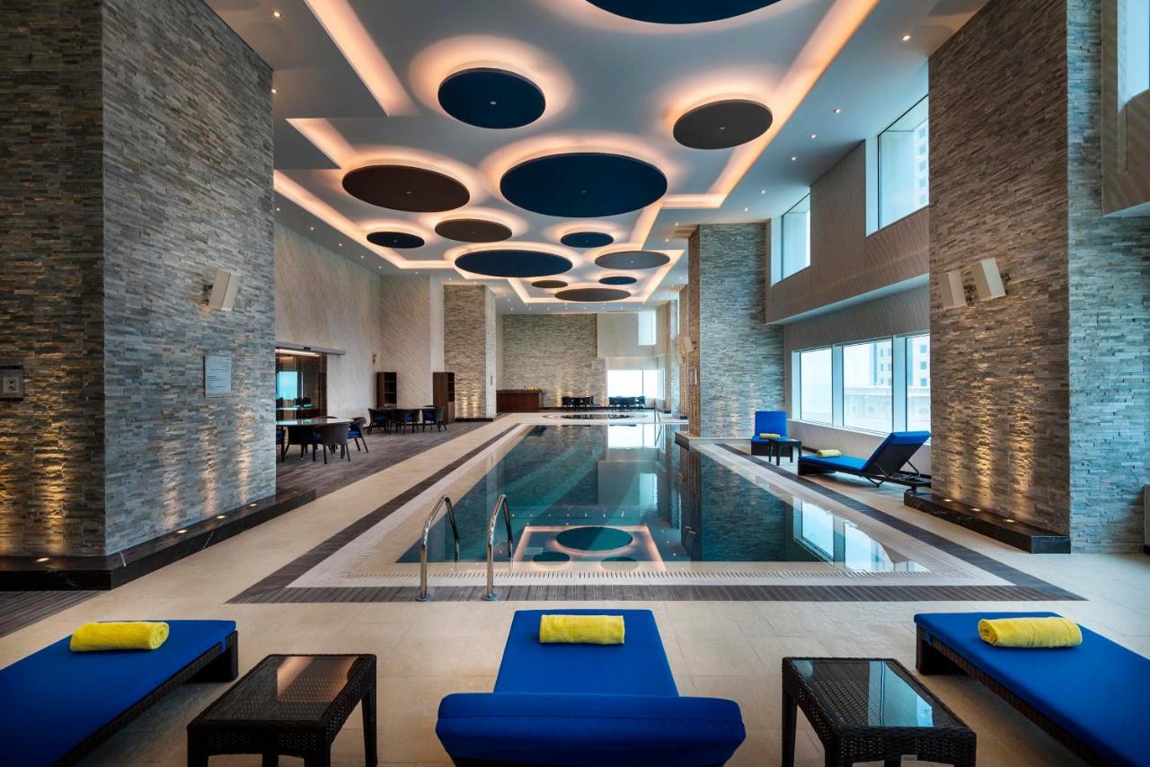 Centara West Bay Hotel & Residences Ντόχα Εξωτερικό φωτογραφία The swimming pool at the hotel