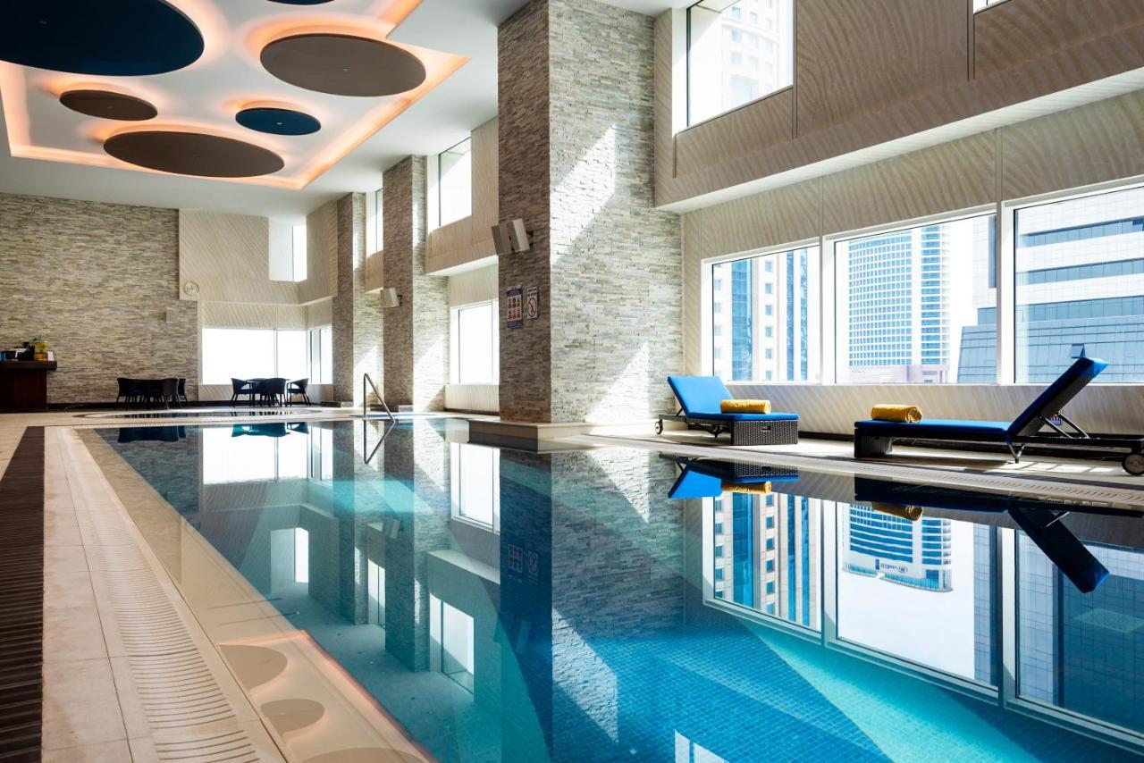 Centara West Bay Hotel & Residences Ντόχα Εξωτερικό φωτογραφία The pool at the hotel